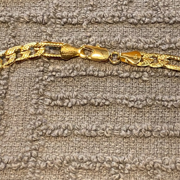 Gold plated Figaro style chain - Picture 3 of 3